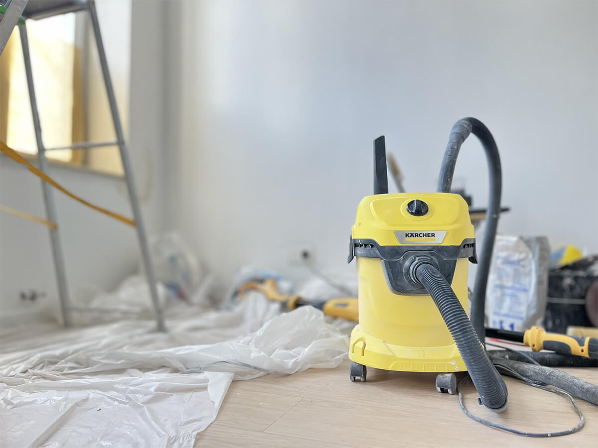Aspirateur de chantier Kärcher utilisé sur un chantier de rénovation